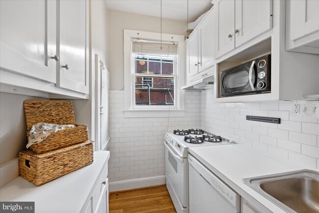 Building Photo - 3028 Porter St NW