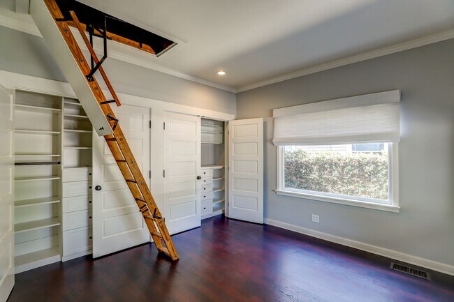 Building Photo - Gorgeous Home in Old Towne Orange