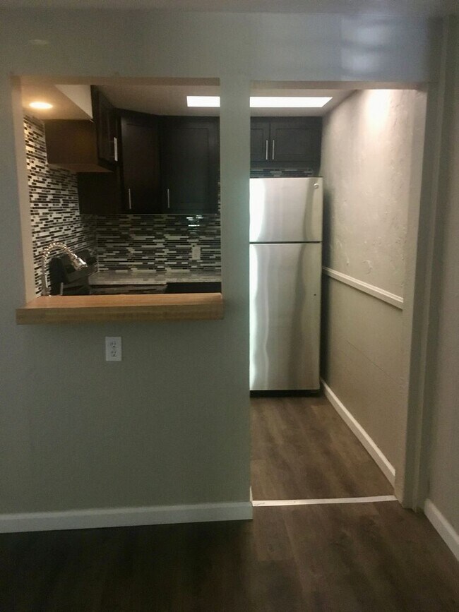 Building Photo - *** Beautiful & Updated Apartment in Mt. Washington * 1 Block to Grandview Ave * Pet Friendly * A...