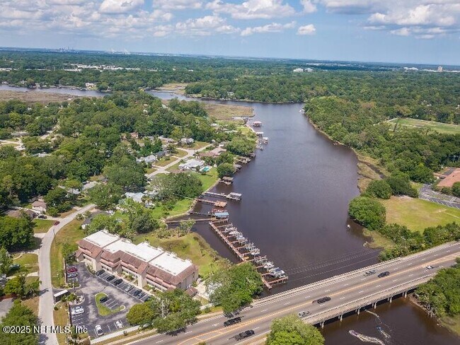 Building Photo - 1307 River Hills Cir E