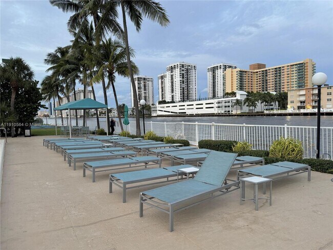 Building Photo - 800 Parkview Dr