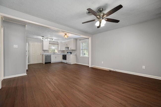 Building Photo - 2 Bedroom 1 Bath located on Veterans Parkw...