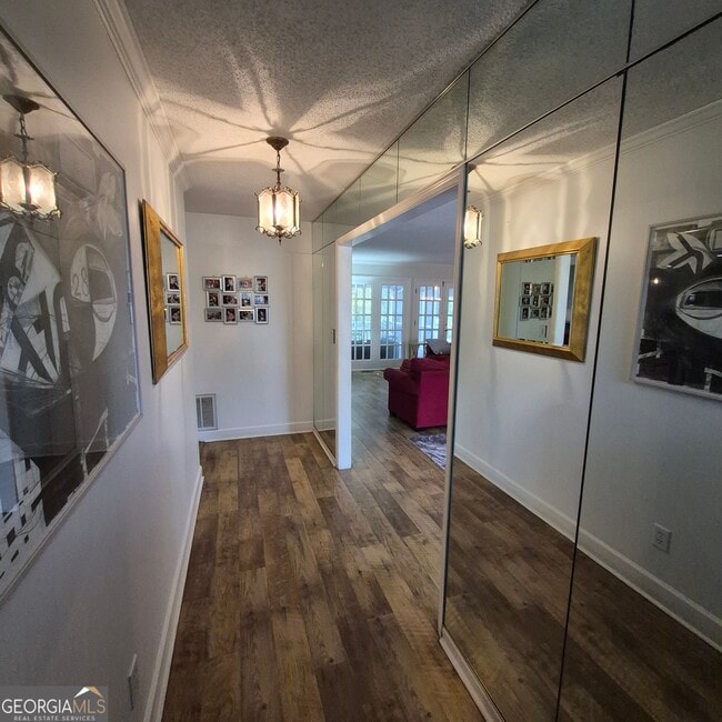 Building Photo - 930 Hill Pl