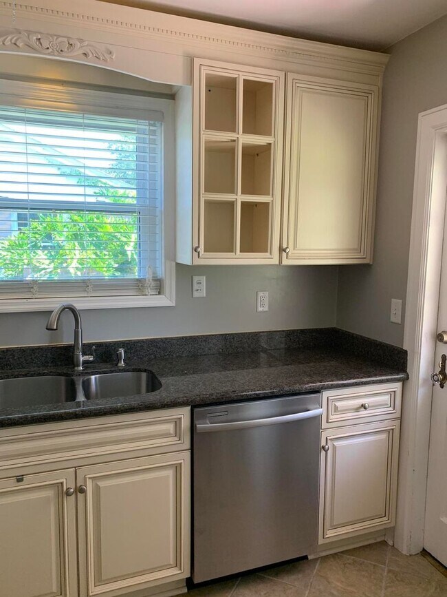 Building Photo - Charming 2/1 in the heart of St. Nicholas