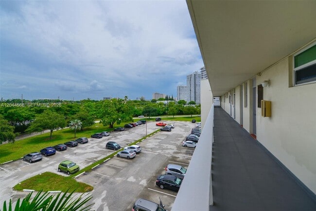 Building Photo - 2851 Leonard Dr