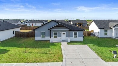 Building Photo - BRAND NEW HOMES FOR LEASE IN MERCEDES! CHO...
