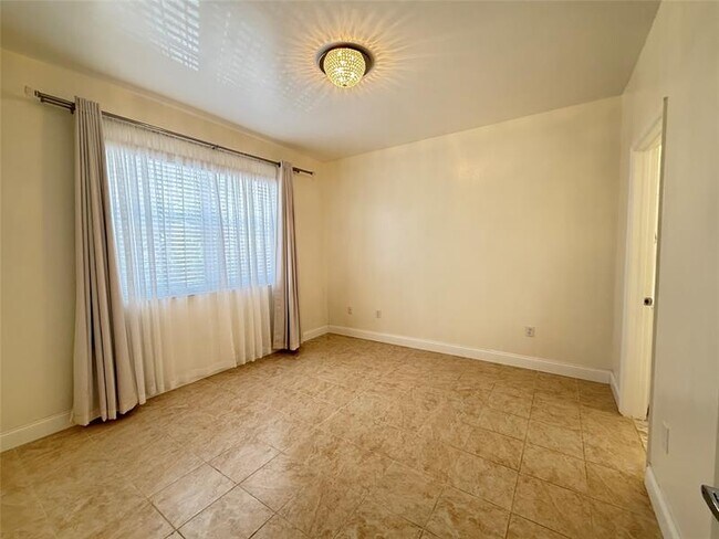 Building Photo - 5800 W Sample Rd