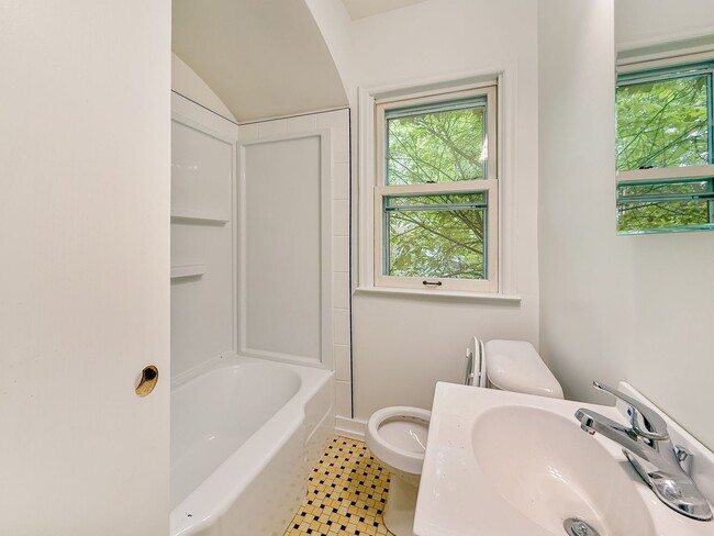 Building Photo - 1201 E 54th St