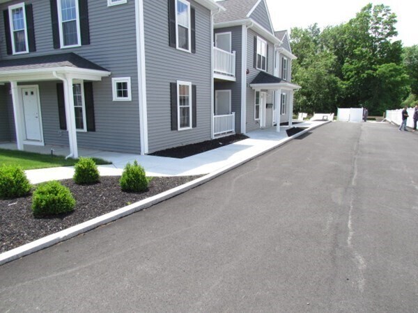 Building Photo - 1093 Main St