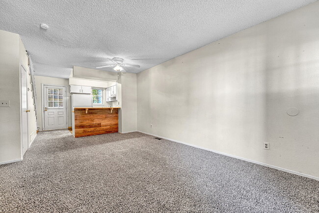 Building Photo - $1,465 - 2 Bed 1 Bath Townhome in Aurora w...