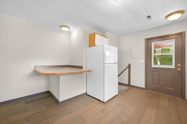 Building Photo - 6 Bedroom Home for Rent
