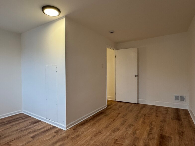 Building Photo - 16 Sycamore St