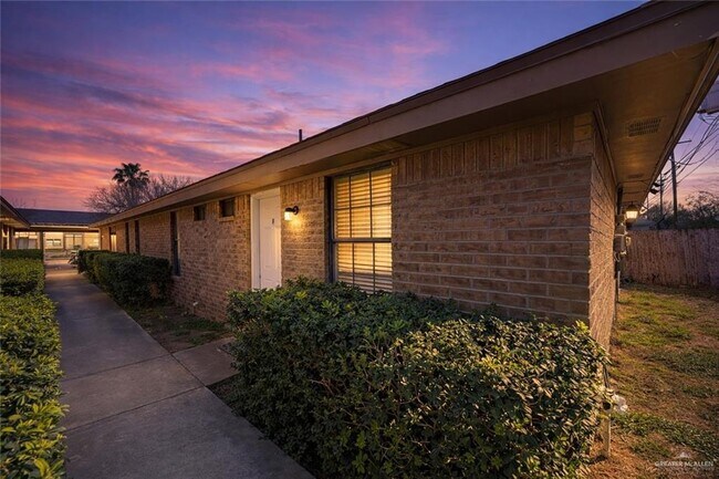 Building Photo - 607 Gastel Cir