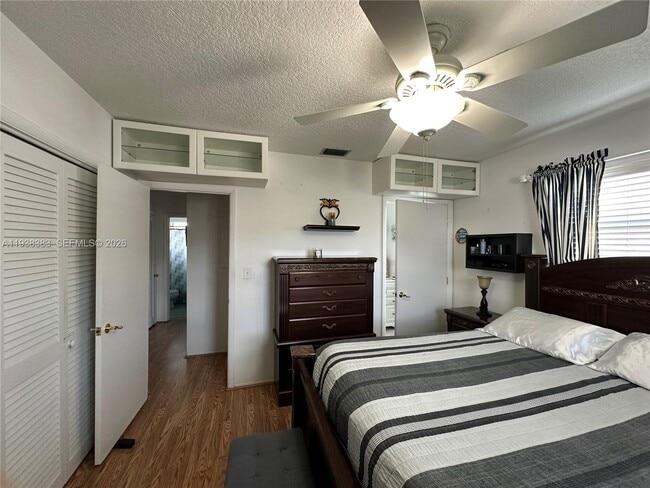 Building Photo - 2420 Park Ln