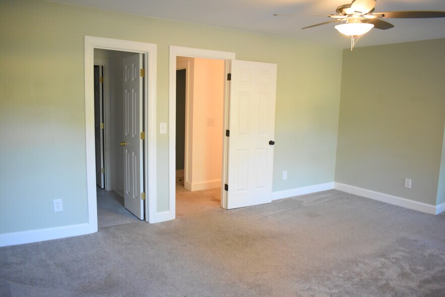 Building Photo - 2720 Oleander Dr