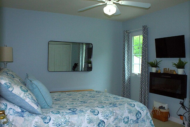 Building Photo - "Luxurious 3-Bed Condo in Hendersonville: Spacious 2023 Sq Ft within a 55+ community.”
