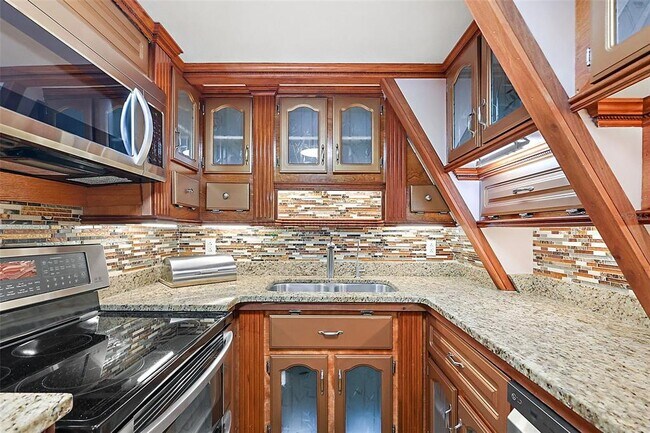 Building Photo - 507 Lakeshore Dr