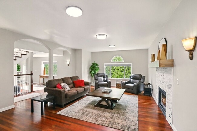 Building Photo - Short Term Rental! Beautiful Fully furnished 4 bedroom 2.5 bath