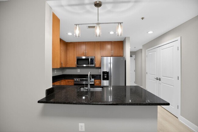 Building Photo - One Bed One Bath Condo in Tenleytown