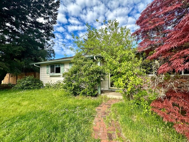 Building Photo - 3 bedroom, single level, 3-car garage spac...