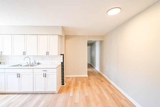 Building Photo - 7139 Eastlawn Dr