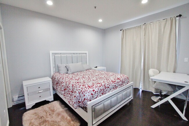 Building Photo - $2,890- GORGEOUS TWO BEDROOM CONDO IN CENTRAL FREMONT BLOCKS FROM BART