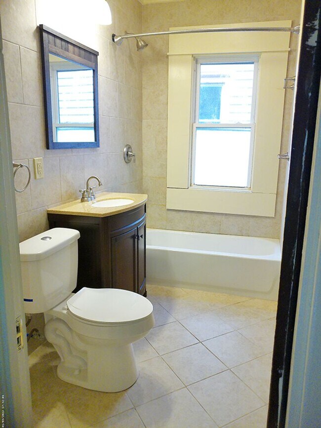 Building Photo - 7/1/26 Bright and Spacious Apartment Close...