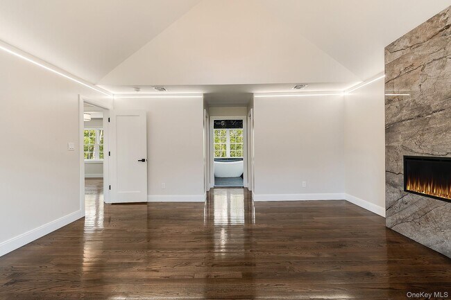 Building Photo - 2 Hallock Ct