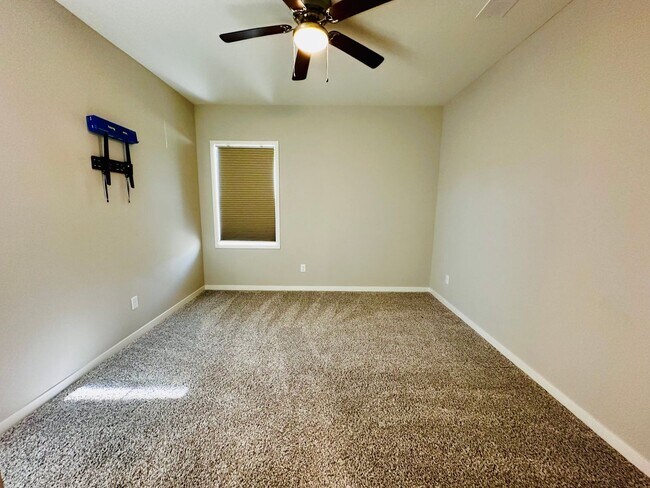 Building Photo - {1095} Modern Townhome Available Immediate...