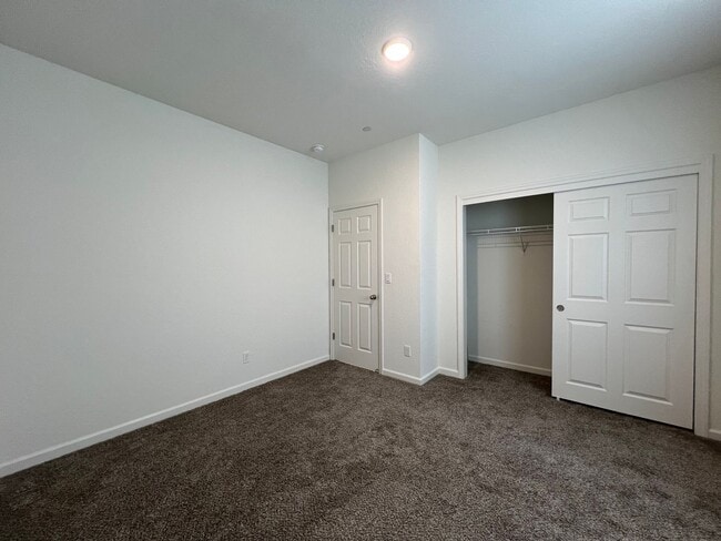 Building Photo - 587 Sandtrap Ln