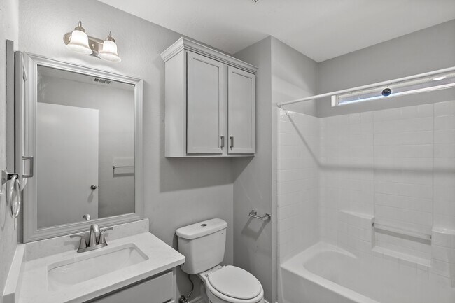 Building Photo - 1002 Crested Point Dr