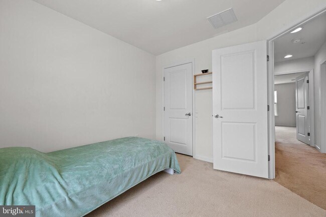 Building Photo - 110 Topaz Dr