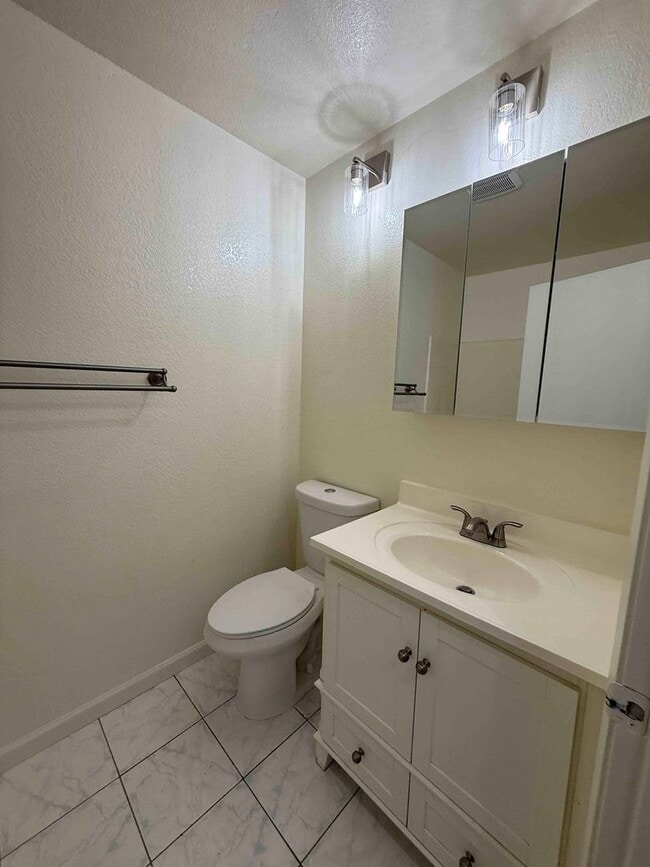 Building Photo - Great Natomas 3 Bedroom on Large Court