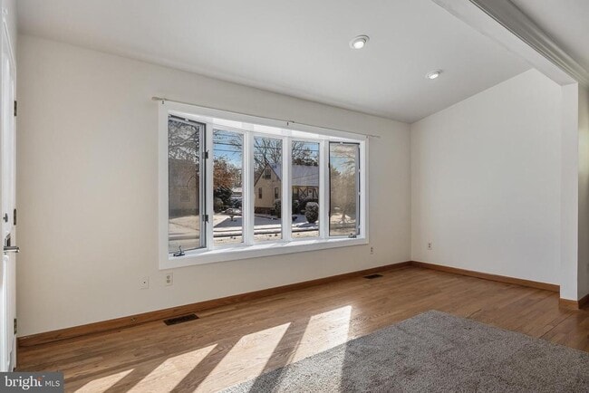 Building Photo - 306 Lincoln Ave