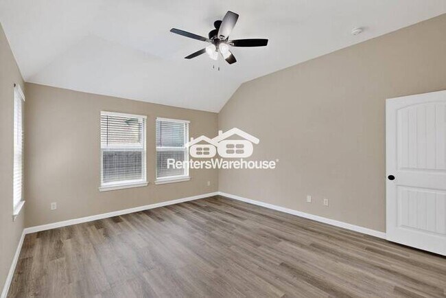 Building Photo - Great Location and Fully Refreshed Move In...