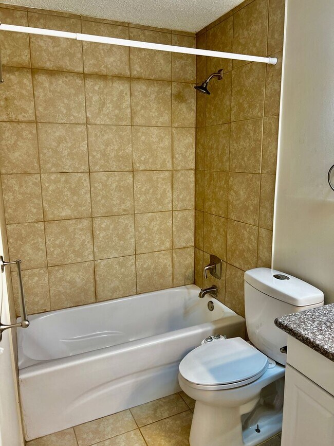 Building Photo - 3/2 LARGE fenced in yard!