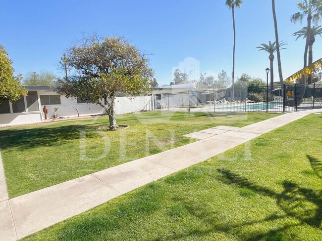 Building Photo - 3242 E Camelback Rd