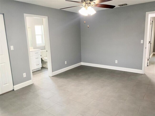 Building Photo - 8433 Somerset Dr