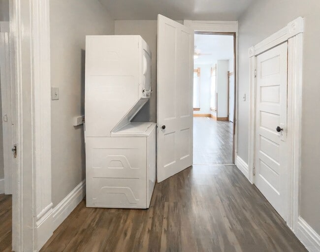 Building Photo - 700 W Powers St