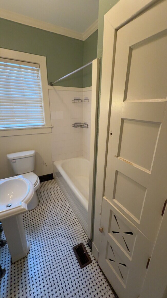 Building Photo - Beautiful duplex in Belhaven!! ALL UTILITIES INCLUDED!!!