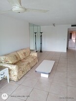 Building Photo - 2841 Somerset Dr