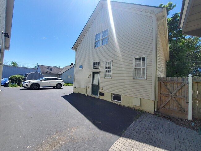 Building Photo - 23 Martin St