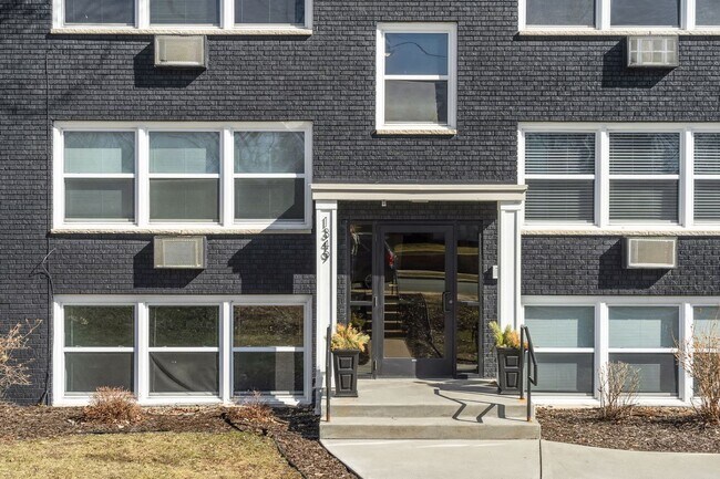 Building Photo - Remodeled 2 bed featuring new kitchen