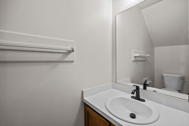 Building Photo - Charming 2 Bed, 2.5 Bath Townhouse for Rent in Virginia Beach!