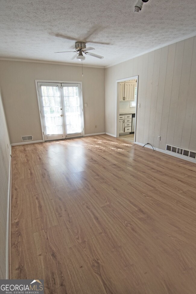 Building Photo - 305 Pinemount Dr