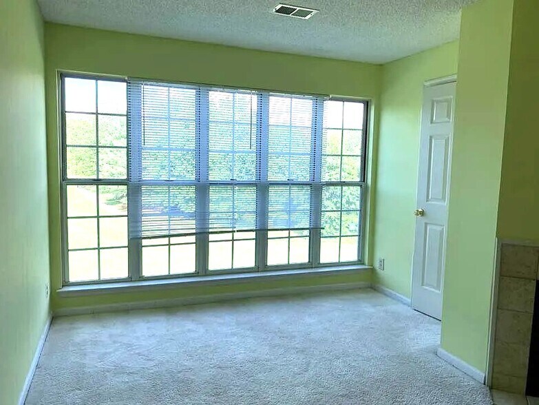 Building Photo - 12100 Greenway Ct