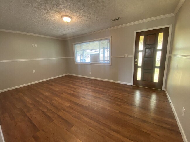 Building Photo - 3 Bed, 1.5 Bath | Charming Neighborhood | Close to Costco, Topgolf, and Shopping