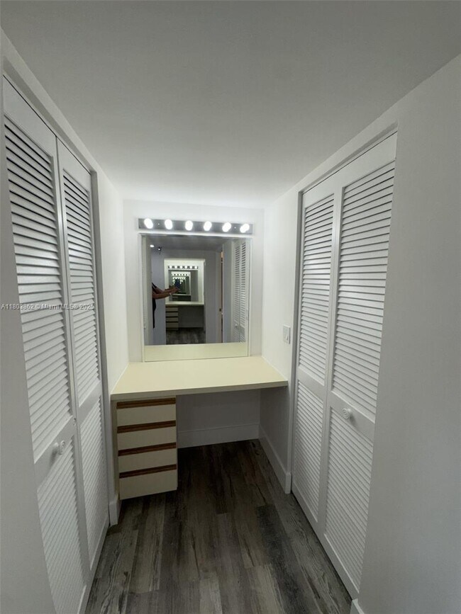 Building Photo - 15645 Collins Ave