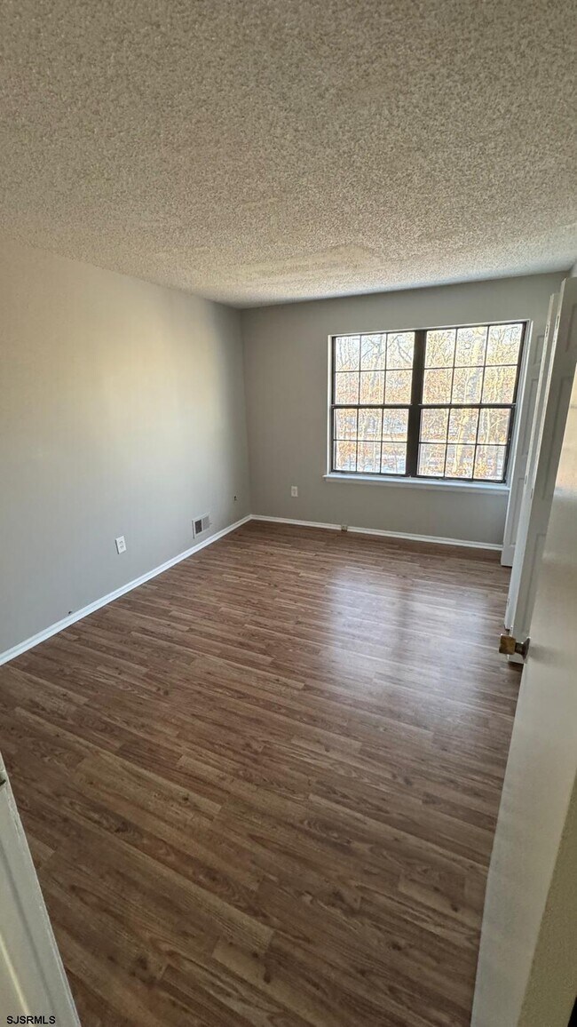 Building Photo - 24 Colonial Ct