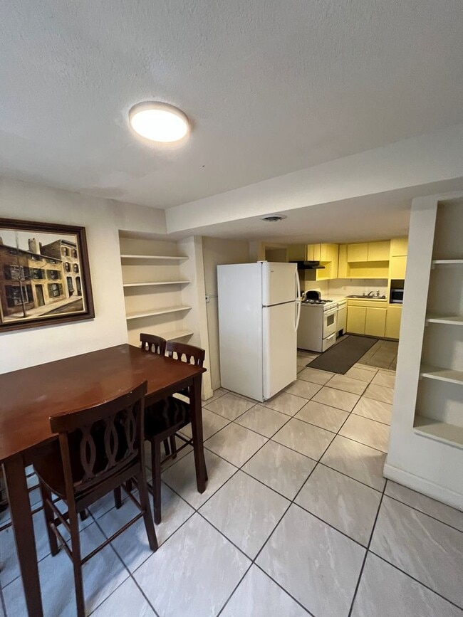 Building Photo - 2 bedroom MINIMALIST'S DREAM / all appliances with office